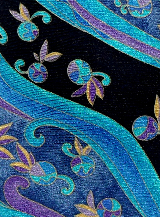 Stunning silk tie in shades of blue and purple